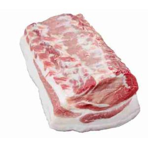 Schweinelende mit Tasse und Kinderbett.